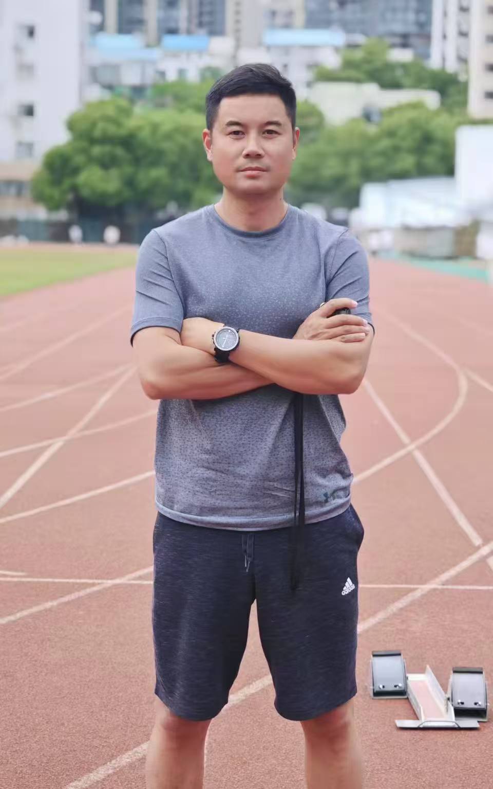 黄诚站在跑道旁